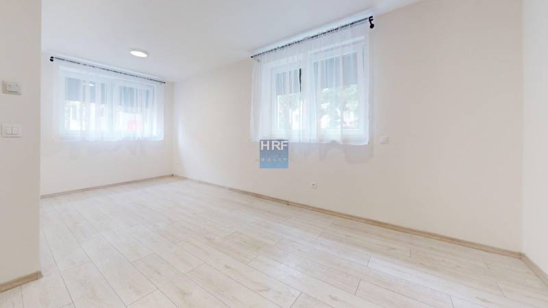Na-predaj-1-izbovy-byt-v-Holici-na-ul-M-Nespora-Living-Room.jpg