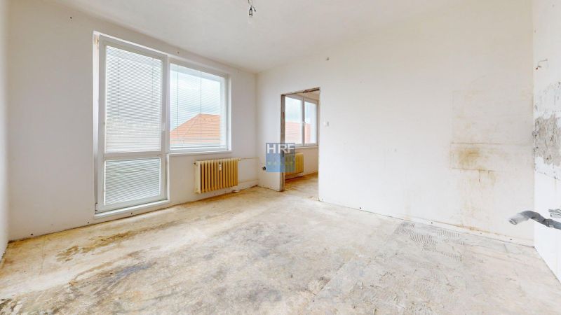 Na-predaj-1-izbovy-byt-pripraveny-na-rekonstrukciu-Bedroom 1.jpg