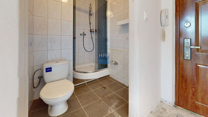 Na-predaj-1-izbovy-byt-pripraveny-na-rekonstrukciu-Bathroom.jpg
